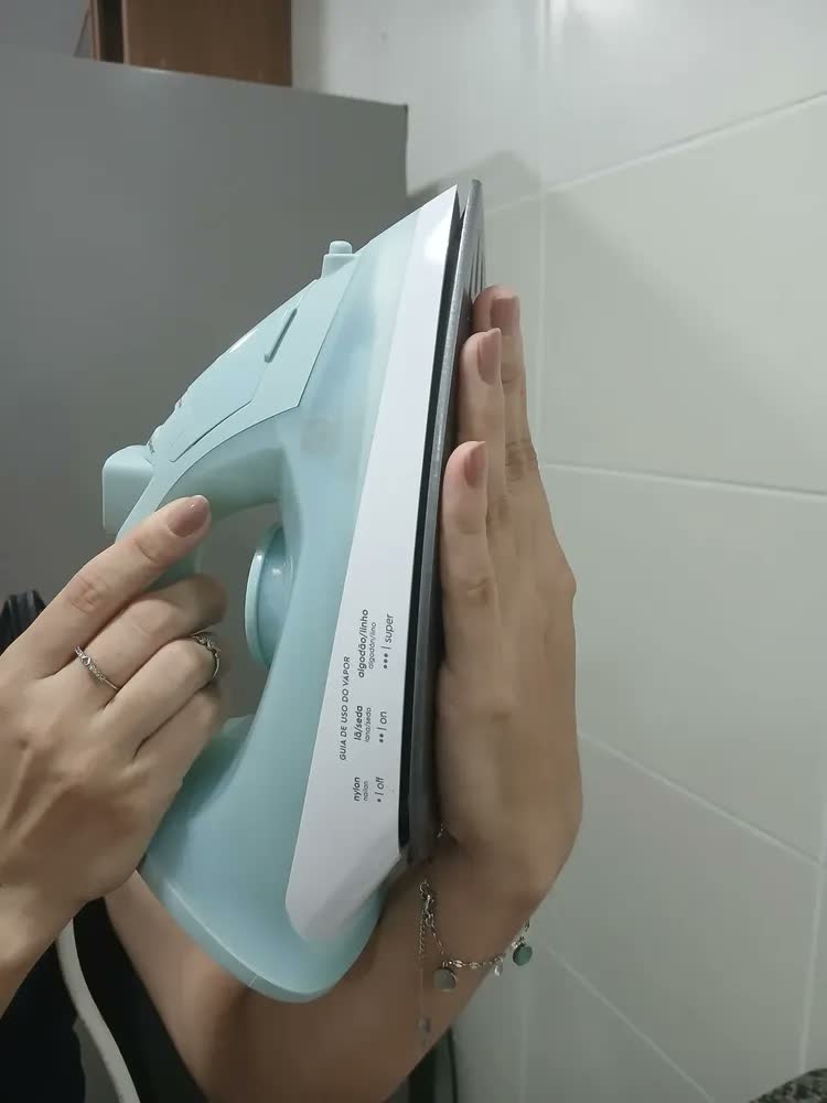 foto de Ferro De Passar Roupas A Vapor E Seco Electrolux Esi10 1200w Efficient Base Antiaderente Com Auto Limpeza Spray Vapor Vertical Cabo Giratório Azul-claro 127v