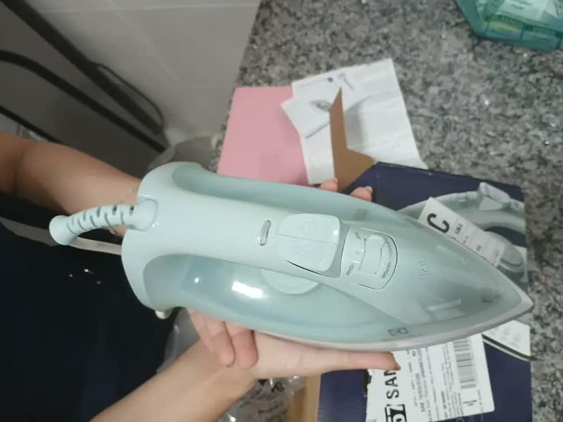 foto de Ferro De Passar Roupas A Vapor E Seco Electrolux Esi10 1200w Efficient Base Antiaderente Com Auto Limpeza Spray Vapor Vertical Cabo Giratório Azul-claro 127v