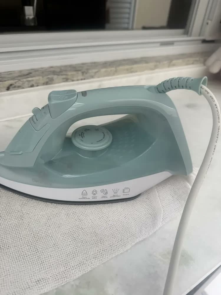 foto de Ferro De Passar Roupas A Vapor E Seco Electrolux Esi10 1200w Efficient Base Antiaderente Com Auto Limpeza Spray Vapor Vertical Cabo Giratório Azul-claro 127v