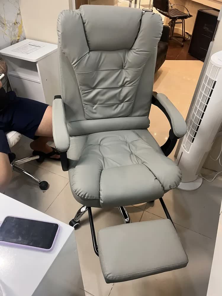 foto de Cadeira De Escritório Presidente Ergonômica Python Fly Couro Sintético Encosto Ajustável Com Trava E Apoio Para Pés Cor Preta