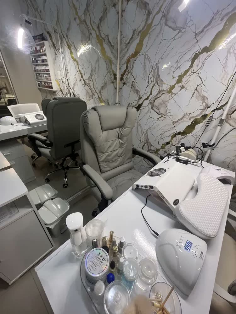 foto de Cadeira De Escritório Presidente Ergonômica Python Fly Couro Sintético Encosto Ajustável Com Trava E Apoio Para Pés Cor Preta
