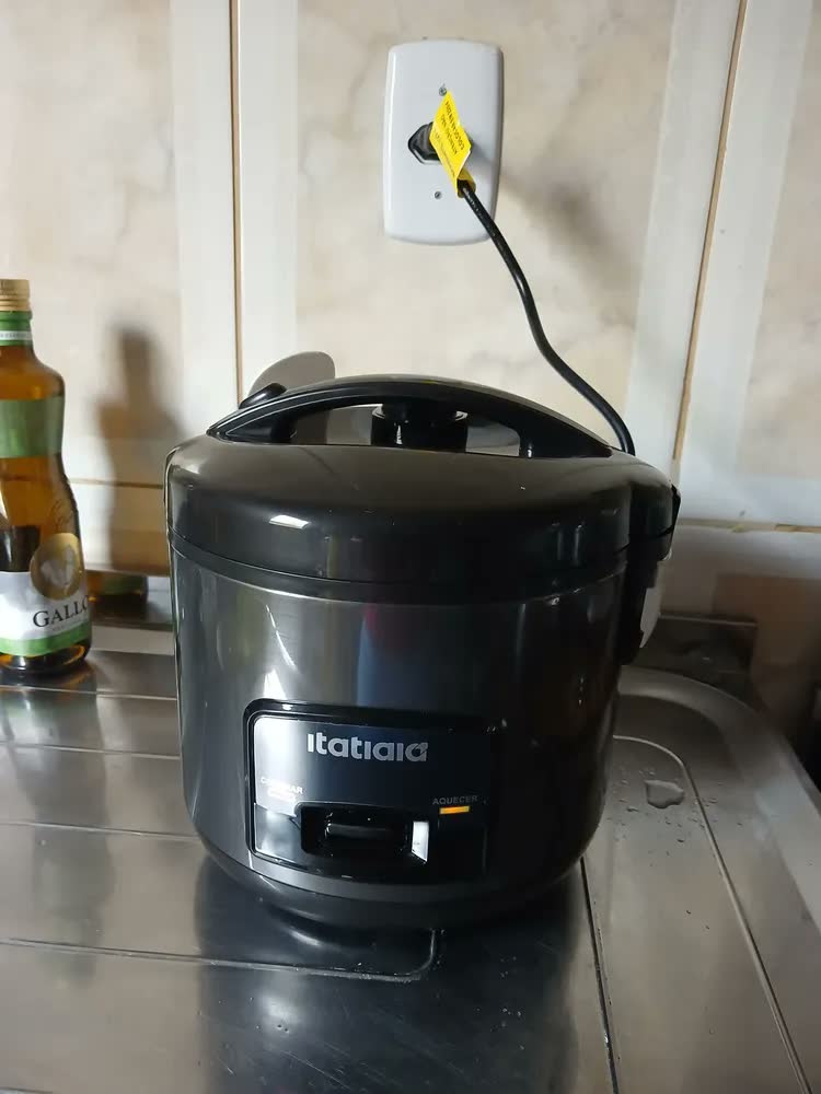 foto de Panela de Arroz Elétrica Itatiaia 1L Preto Fosco com 5 Xícaras