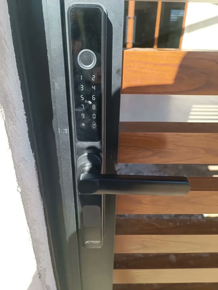 foto de Fechadura Digital FD11 Externa Jwcom Tuya WiFi IP66 Embutir Biométrica Porta