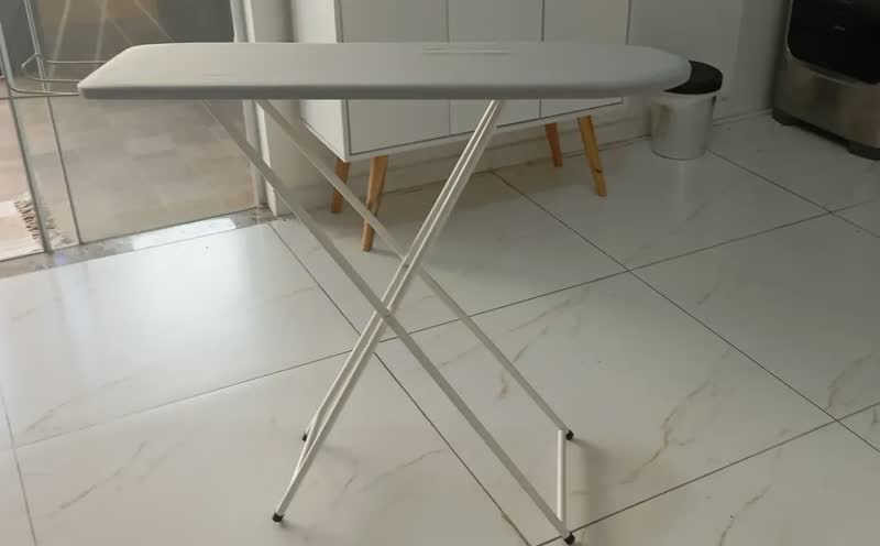 foto de Tabua De Passar Roupa Reforçada Com Suporte P/ Ferro 90x25cm Lisa Cinza