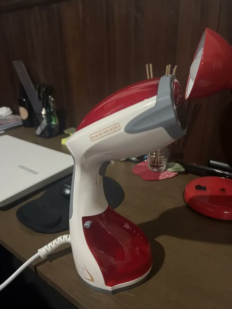 foto de Vaporizador Higienizador De Roupas Portátil Black Decker Mod Branco/vermelho