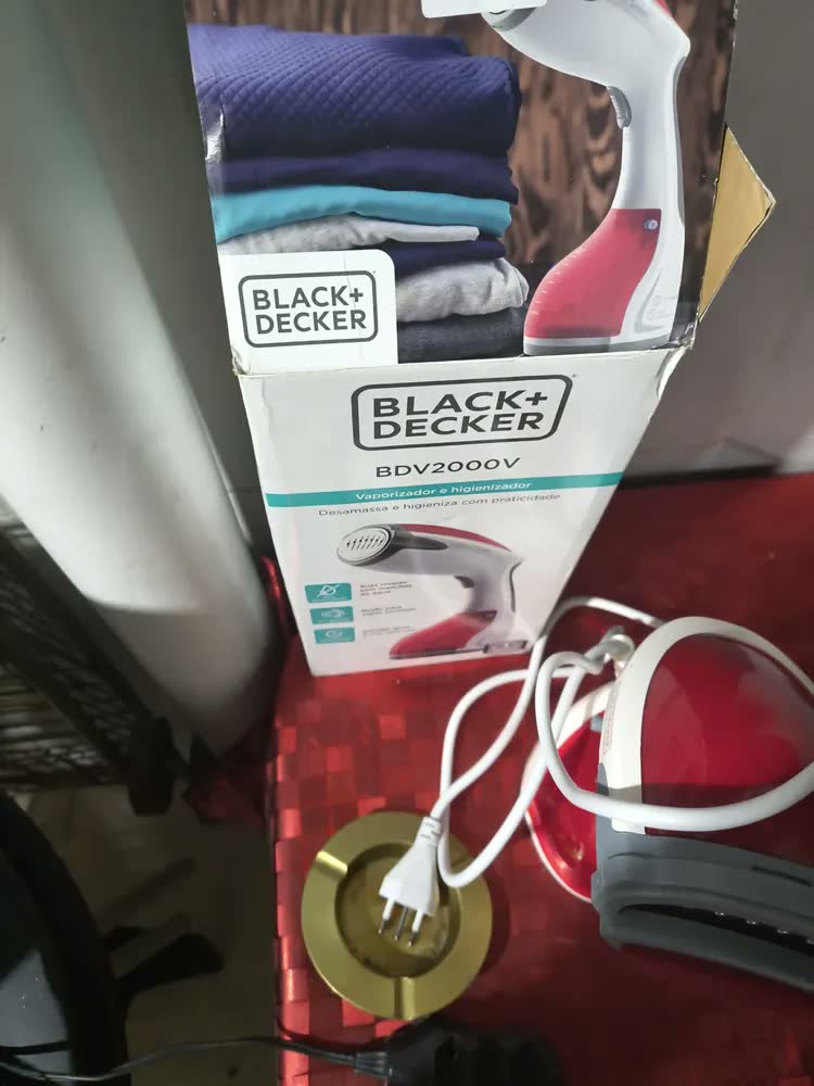 foto de Vaporizador Higienizador De Roupas Portátil Black Decker Mod Branco/vermelho