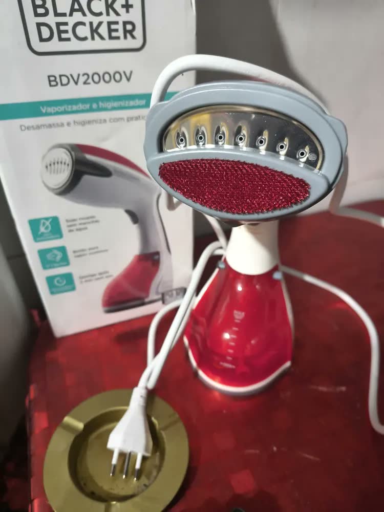 foto de Vaporizador Higienizador De Roupas Portátil Black Decker Mod Branco/vermelho