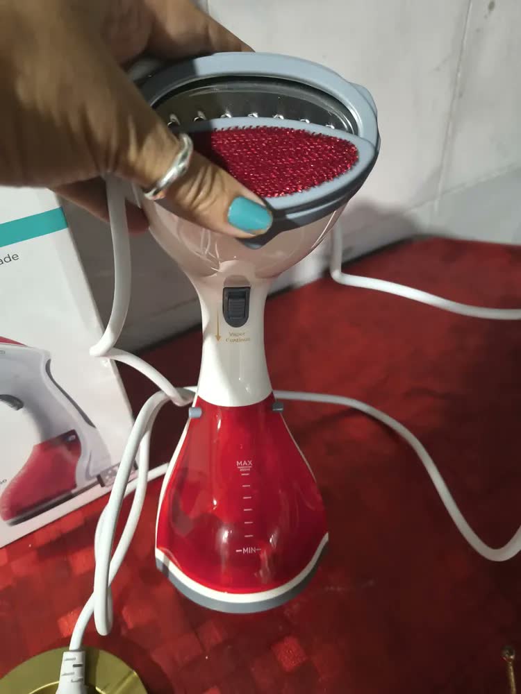 foto de Vaporizador Higienizador De Roupas Portátil Black Decker Mod Branco/vermelho