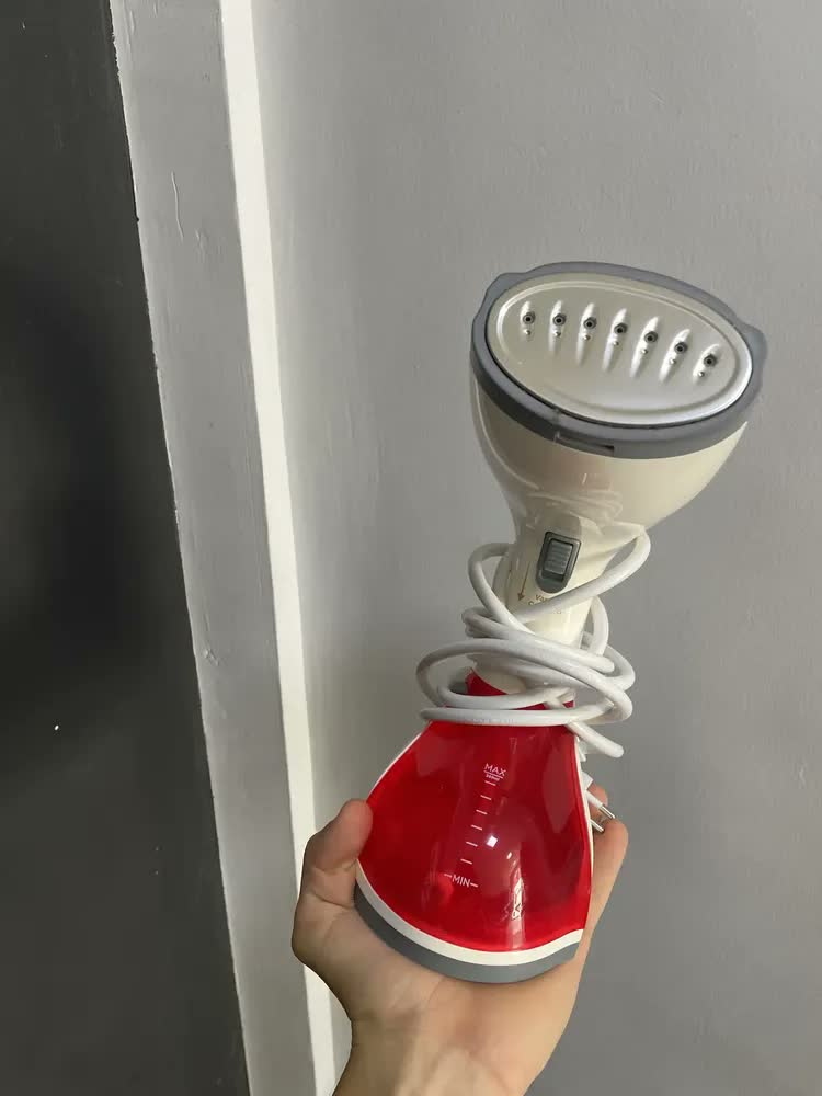 foto de Vaporizador Higienizador De Roupas Portátil Black Decker Mod Branco/vermelho