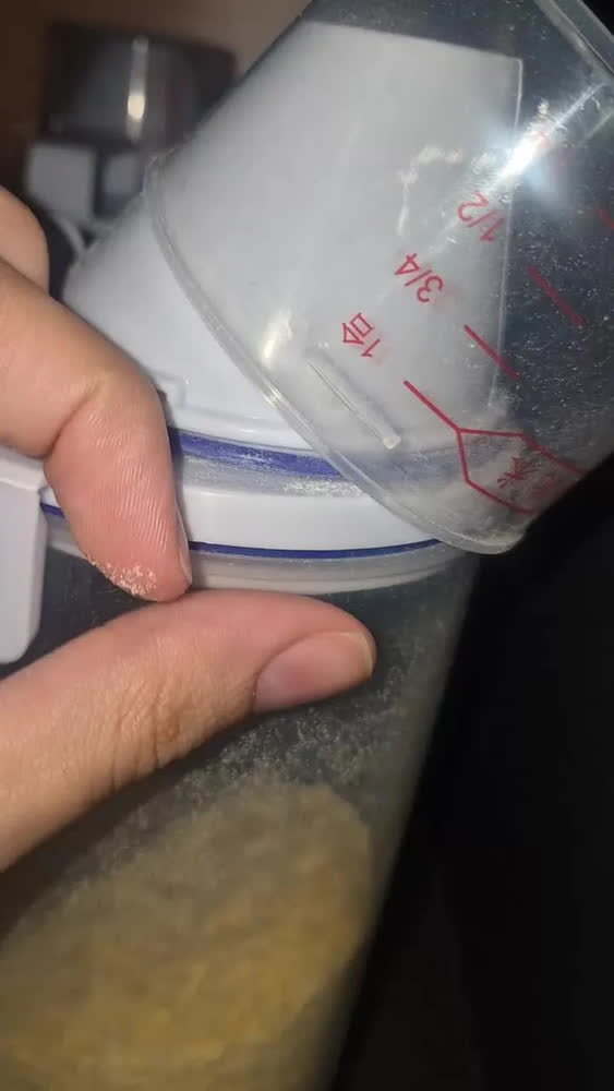 foto de Conjunto 5 Potes Herméticos 2l Multiuso Dispenser De Armazenamento De Grãos Cereais Ração Sabão Com Copo Medidor E Bico Dosador Com Travas