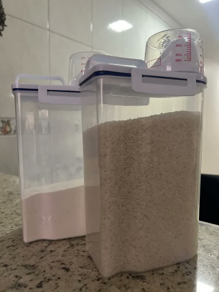 foto de Conjunto 5 Potes Herméticos 2l Multiuso Dispenser De Armazenamento De Grãos Cereais Ração Sabão Com Copo Medidor E Bico Dosador Com Travas