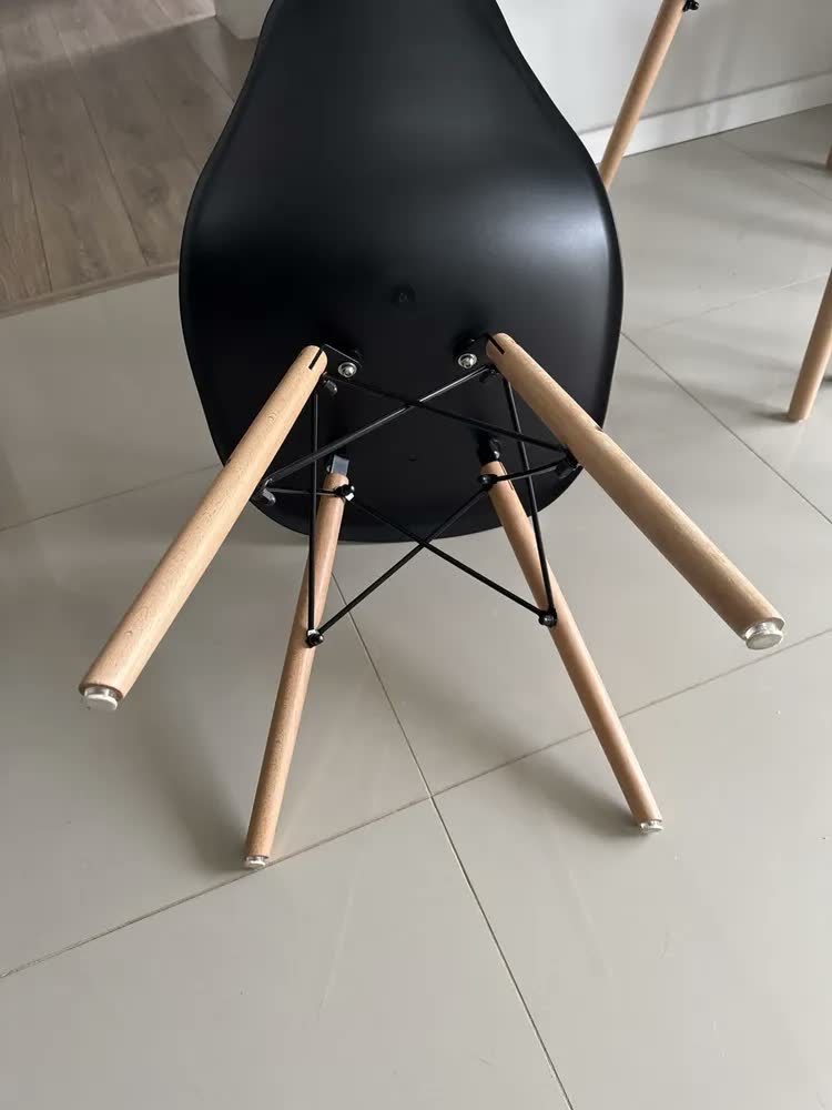 foto de Conjunto Jantar Eames Eiffel Mesa 90cm Preto Com 4 Cadeiras Preto