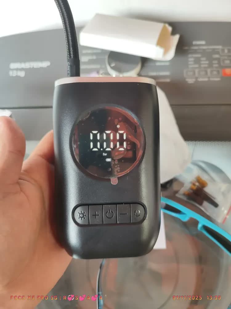 foto de Compressor De Ar Digital Portátil Bomba Para Encher Pneus Carro Moto Bike Bola Cor Preto