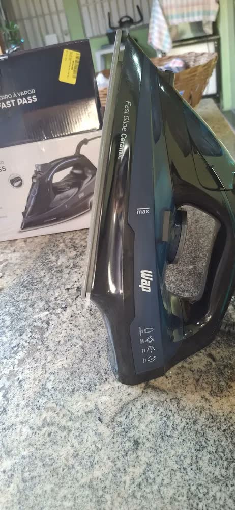 foto de Ferro de Passar WAP FAST PASS WFP02 À Vapor e À Seco Aquece em 15 Segundos Vapor Vertical Base Fast Glide Ceramic 127V