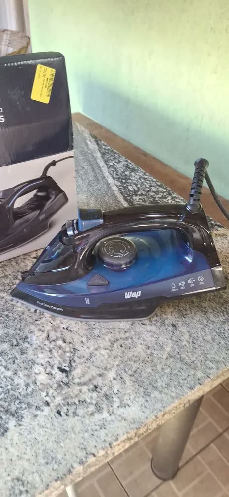 foto de Ferro de Passar WAP FAST PASS WFP02 À Vapor e À Seco Aquece em 15 Segundos Vapor Vertical Base Fast Glide Ceramic 127V