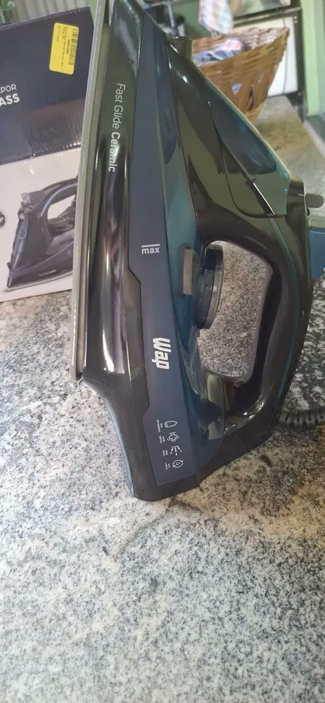 foto de Ferro de Passar WAP FAST PASS WFP02 À Vapor e À Seco Aquece em 15 Segundos Vapor Vertical Base Fast Glide Ceramic 127V