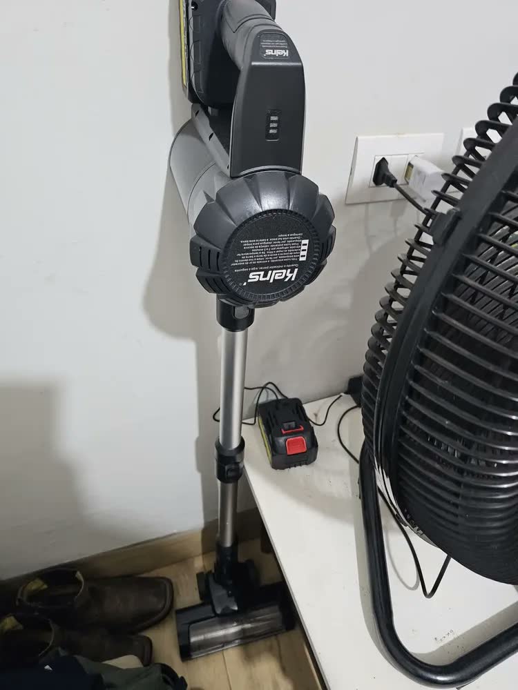 foto de Aspirador De Pó Sem Fio Vertical Longa Duração 21v 3 Em 1 Portatil Potente Sucção 19Kpa Motor Brushless Preto 110/220v Bivolt KeIns