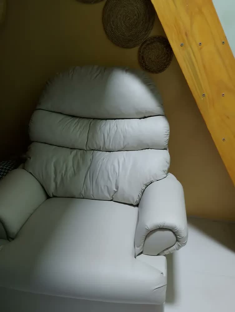 foto de Poltrona Do Papai Top Sofás Reclinável Corino Descanso Sala Bege Liso