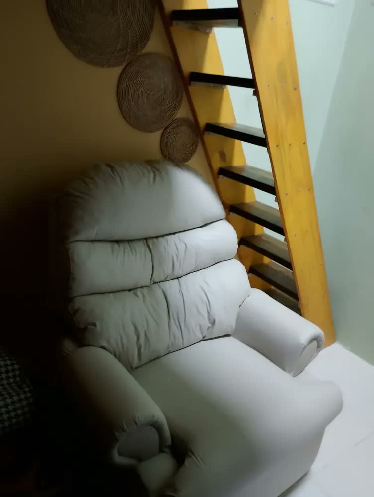 foto de Poltrona Do Papai Top Sofás Reclinável Corino Descanso Sala Bege Liso