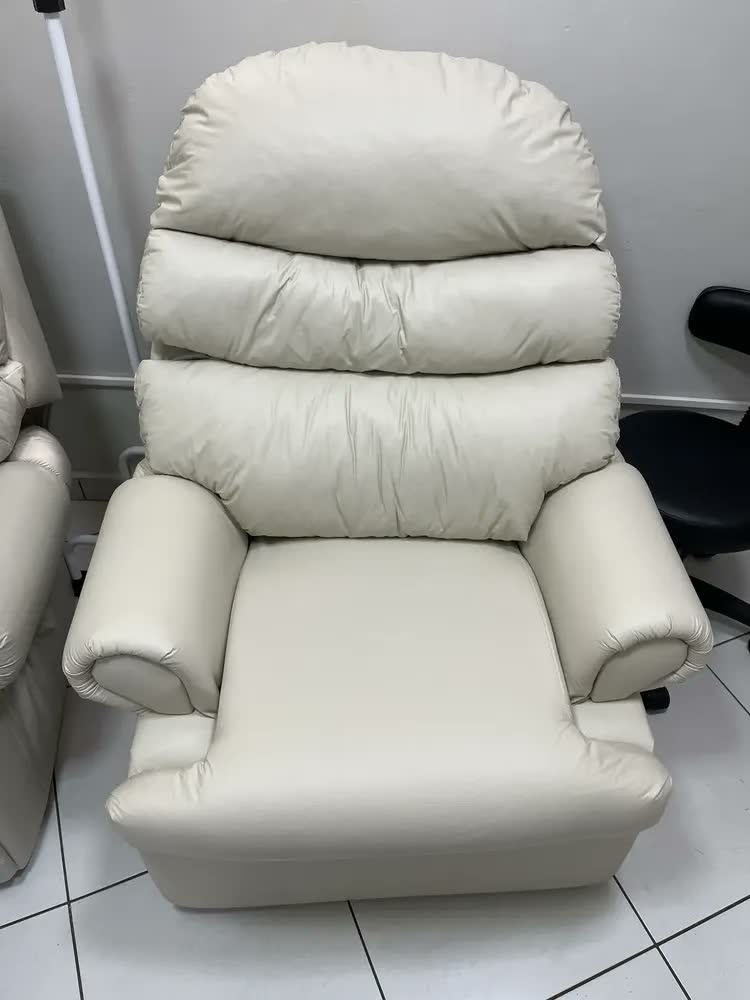 foto de Poltrona Do Papai Top Sofás Reclinável Corino Descanso Sala Bege Liso