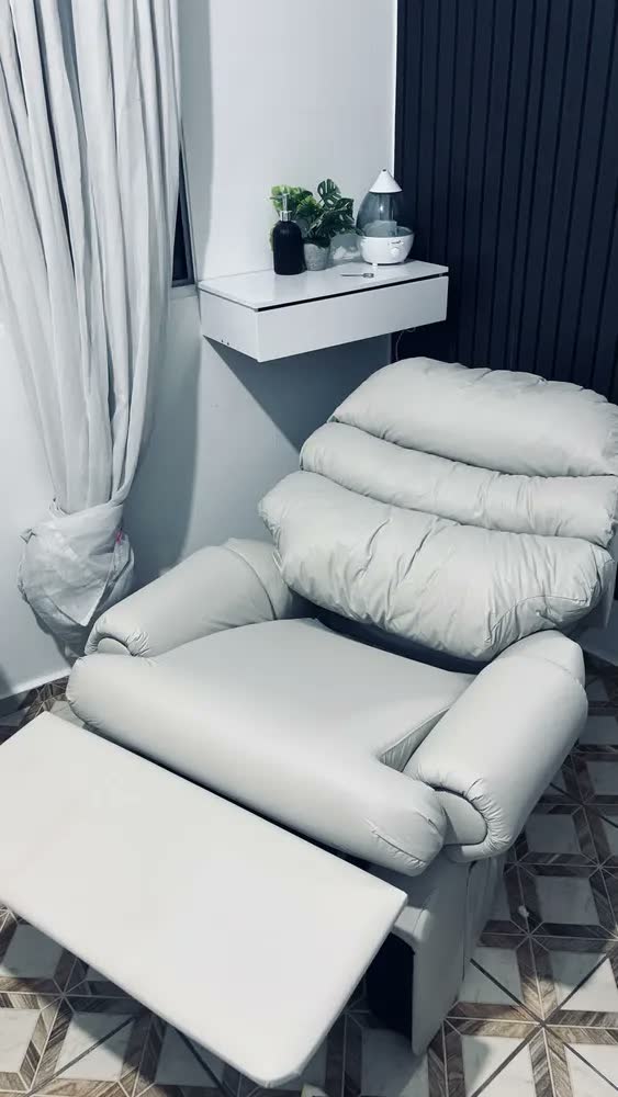 foto de Poltrona Do Papai Top Sofás Reclinável Corino Descanso Sala Bege Liso