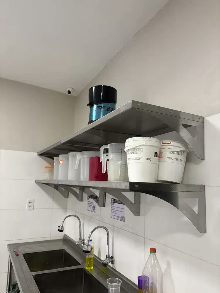 foto de Prateleira Aérea, Aço Inox, 22cm X 100cm, Restaurante Lanchonet, Color Cinza.