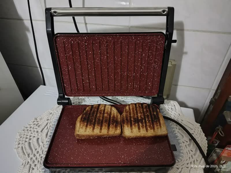 foto de Grill E Sanduicheira Britânia Bgr28a Preto Com Acabamento Inox