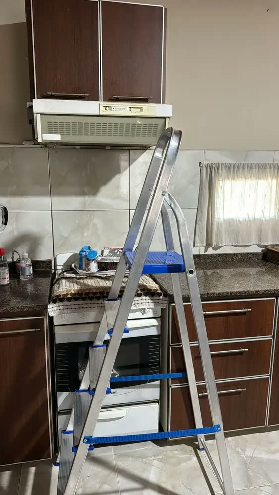foto de Escada Alumínio 5 Degraus Mor Prateado/azul Tesoura Prateado/azul