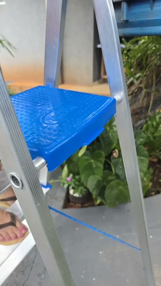 foto de Escada Alumínio 5 Degraus Mor Prateado/azul Tesoura Prateado/azul