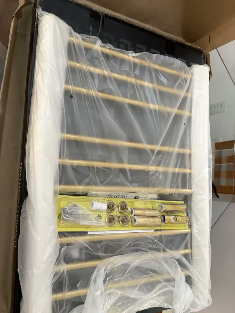 foto de Toalheiro Térmico Redondo Dourado Fosco Timer Embutido Controle De Temperatura Fio Lado Direito