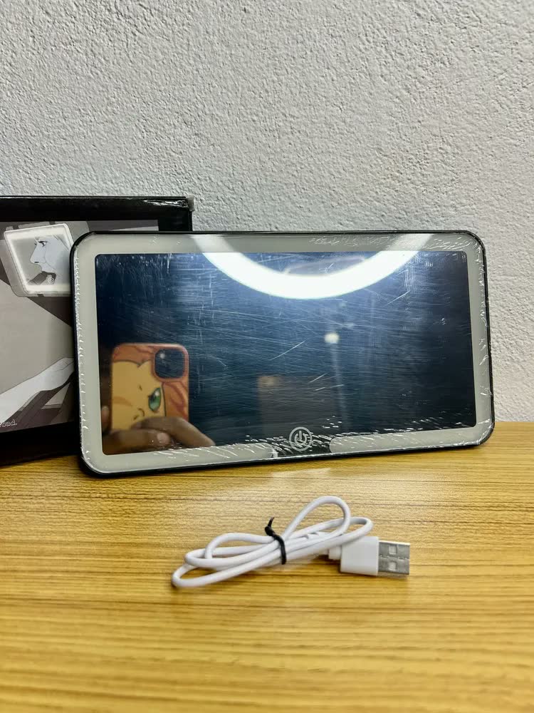 foto de Espelho de Maquiagem LED Retangular para Carro, com 3 Luzes e Base Preta USB-C