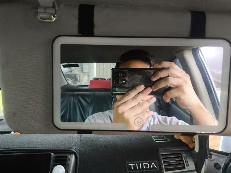foto de Espelho de Maquiagem LED Retangular para Carro, com 3 Luzes e Base Preta USB-C