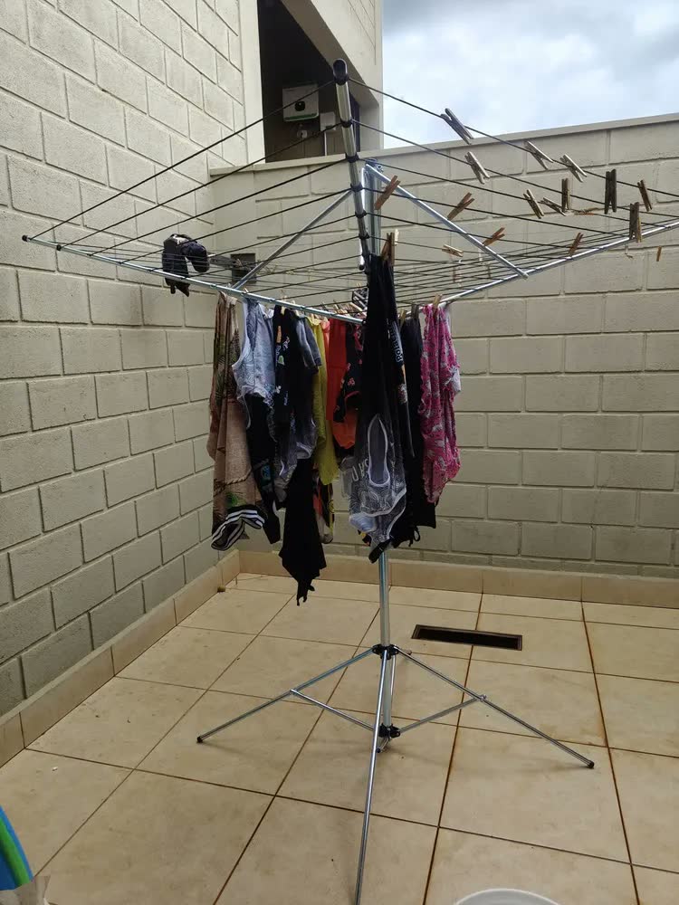 foto de Varal De Chão Giratório Leve Portátil Parabólico 11 Cordas Bipartido Prateado Gileus
