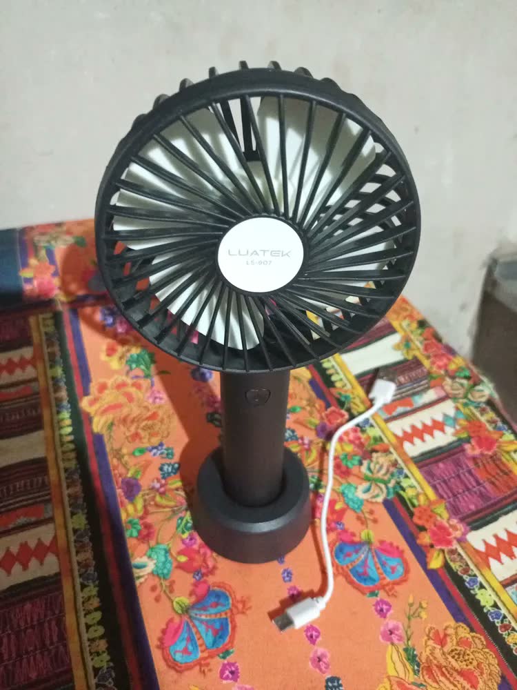 foto de Mini Ventilador De Mão Portátil Skin Care Recarregável Usb Forte Silencioso 3 Velocidades Ventinho Skin Care Mesa Viagem Escritório Salão Trabalho Academia Menopausa Maquiagem Pequeno Branco