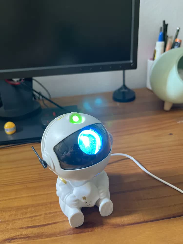 foto de Luminária Astronauta Projetor Led Infantil Galáxia Estrela Branco Robo Robozinho Luz Colorida Céu Teto Abajur De Mesa Cupula Decorativa Para Quarto Rgb Noturna Bivolt Portatil Lua Art Light