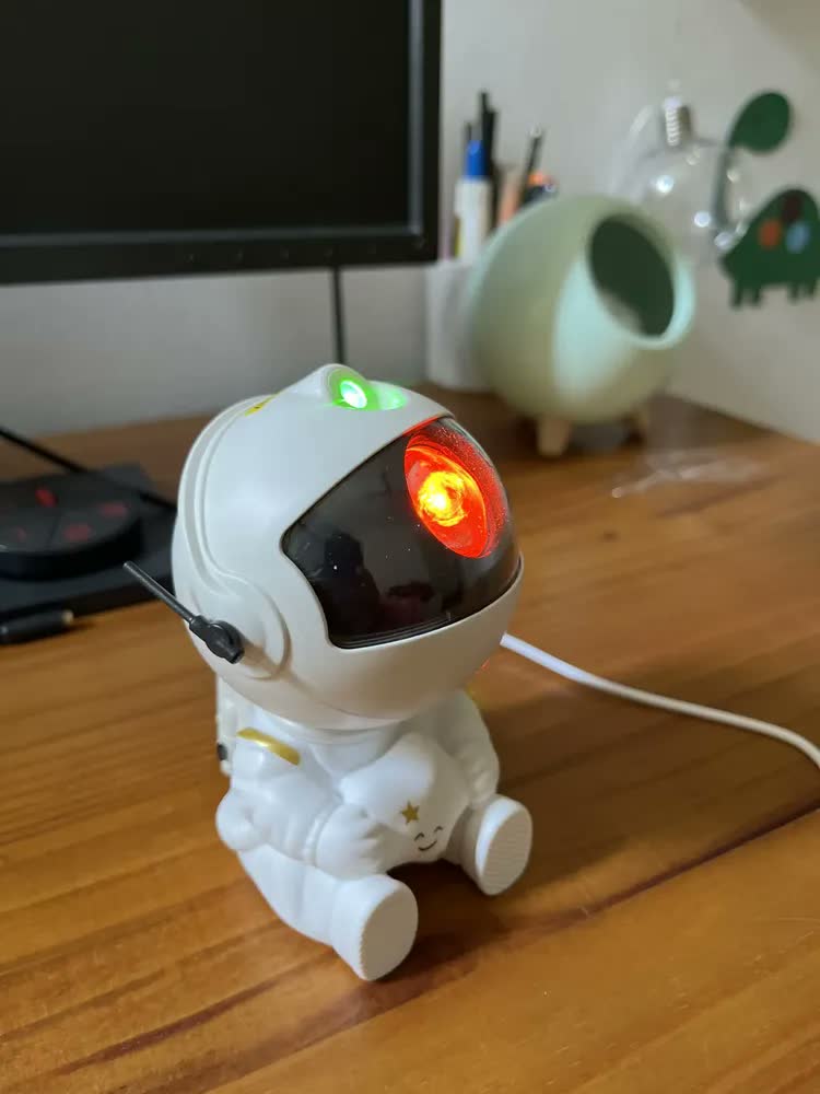 foto de Luminária Astronauta Projetor Led Infantil Galáxia Estrela Branco Robo Robozinho Luz Colorida Céu Teto Abajur De Mesa Cupula Decorativa Para Quarto Rgb Noturna Bivolt Portatil Lua Art Light