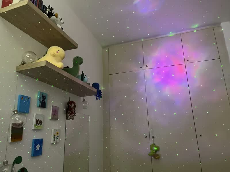foto de Luminária Astronauta Projetor Led Infantil Galáxia Estrela Branco Robo Robozinho Luz Colorida Céu Teto Abajur De Mesa Cupula Decorativa Para Quarto Rgb Noturna Bivolt Portatil Lua Art Light