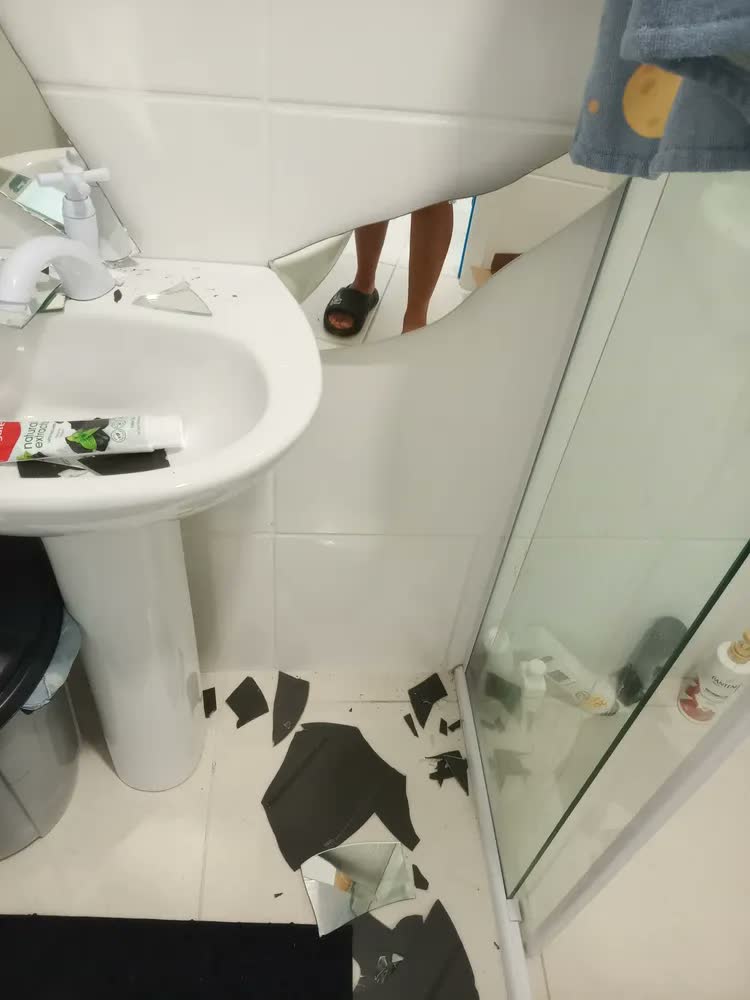 foto de Espelho Orgânico Decorativo 70x50cm Lopazzi Design Moderno Luxo Lapidado Com Fita Dupla Face Fixação Forte Sem Furos Para Banheiro Sala Quarto Vidro Cristal Premium Sem Distorção Qualidade Superior