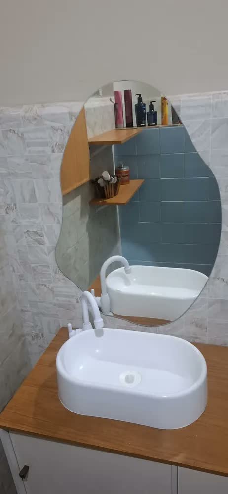 foto de Espelho Orgânico Decorativo 70x50cm Lopazzi Design Moderno Luxo Lapidado Com Fita Dupla Face Fixação Forte Sem Furos Para Banheiro Sala Quarto Vidro Cristal Premium Sem Distorção Qualidade Superior