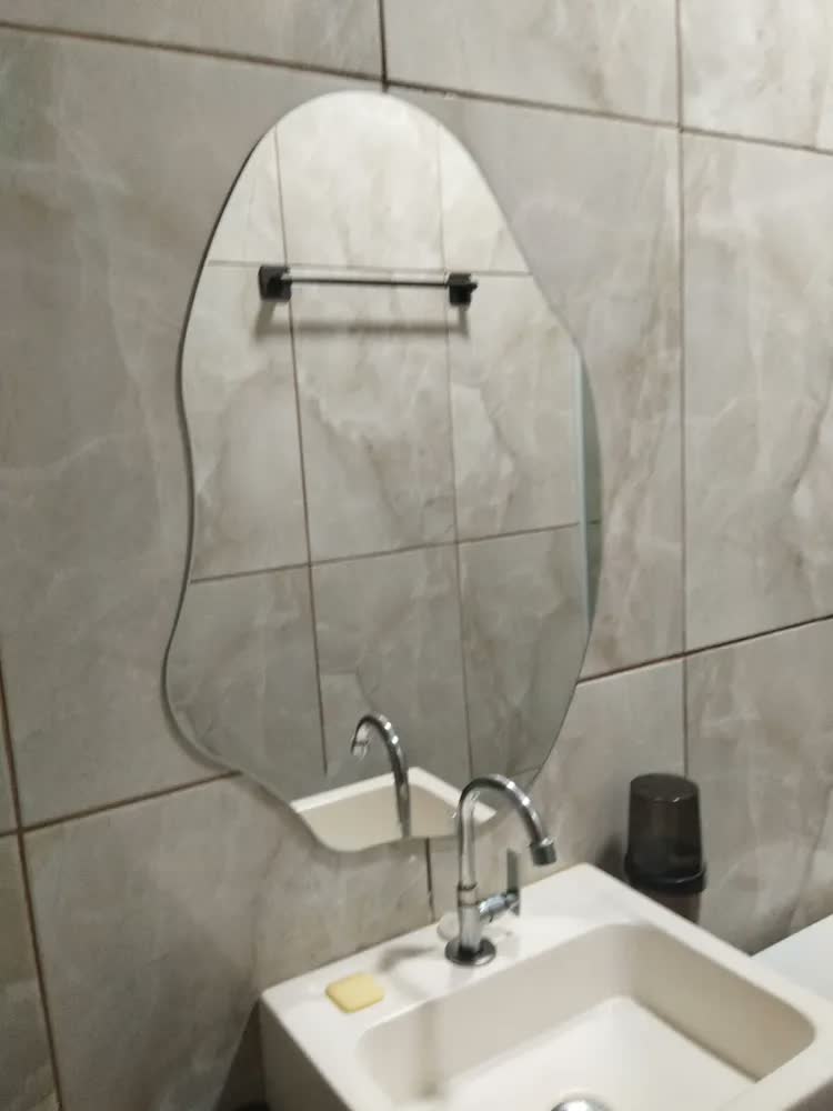 foto de Espelho Orgânico Decorativo 70x50cm Lopazzi Design Moderno Luxo Lapidado Com Fita Dupla Face Fixação Forte Sem Furos Para Banheiro Sala Quarto Vidro Cristal Premium Sem Distorção Qualidade Superior