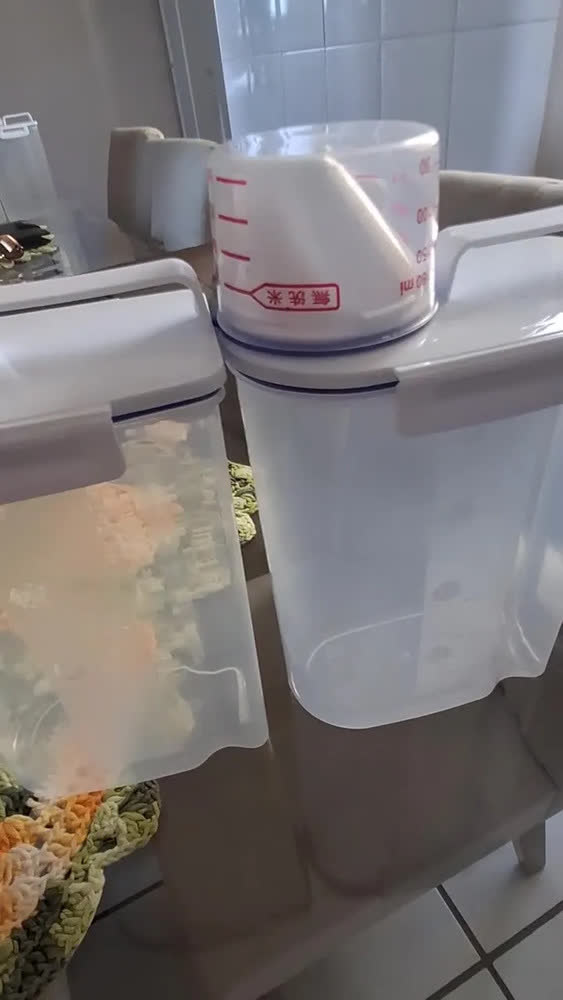 foto de Kit 3 Potes Dispenser Hermético 2l Multiuso Lavanderia Porta Sabão Em Pó Com Copo Medidor Bico Dosador E Travas