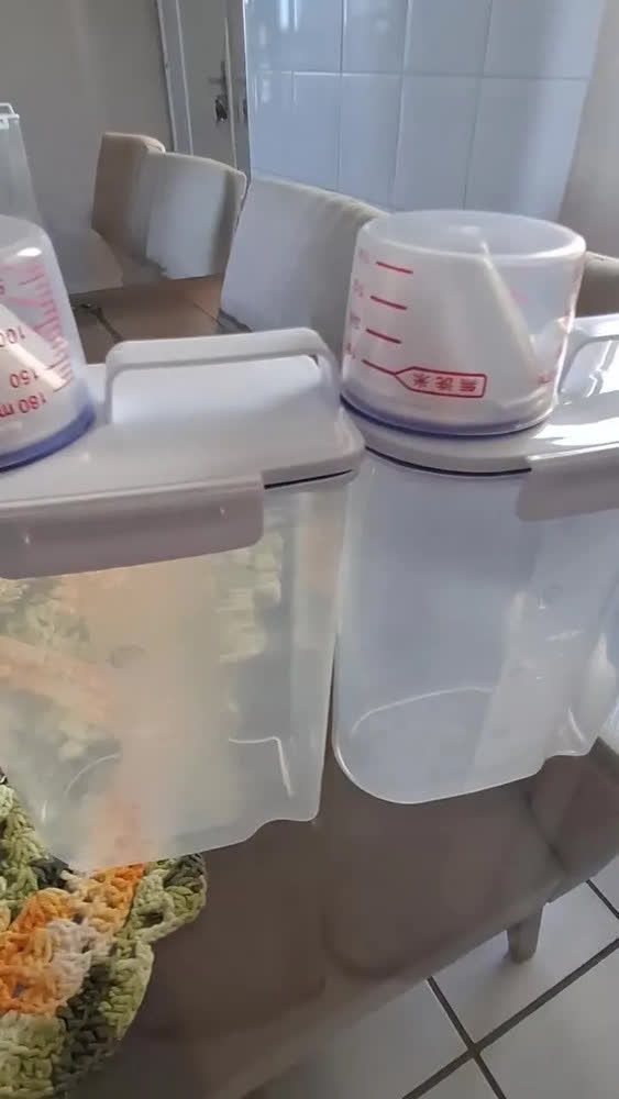 foto de Kit 3 Potes Dispenser Hermético 2l Multiuso Lavanderia Porta Sabão Em Pó Com Copo Medidor Bico Dosador E Travas