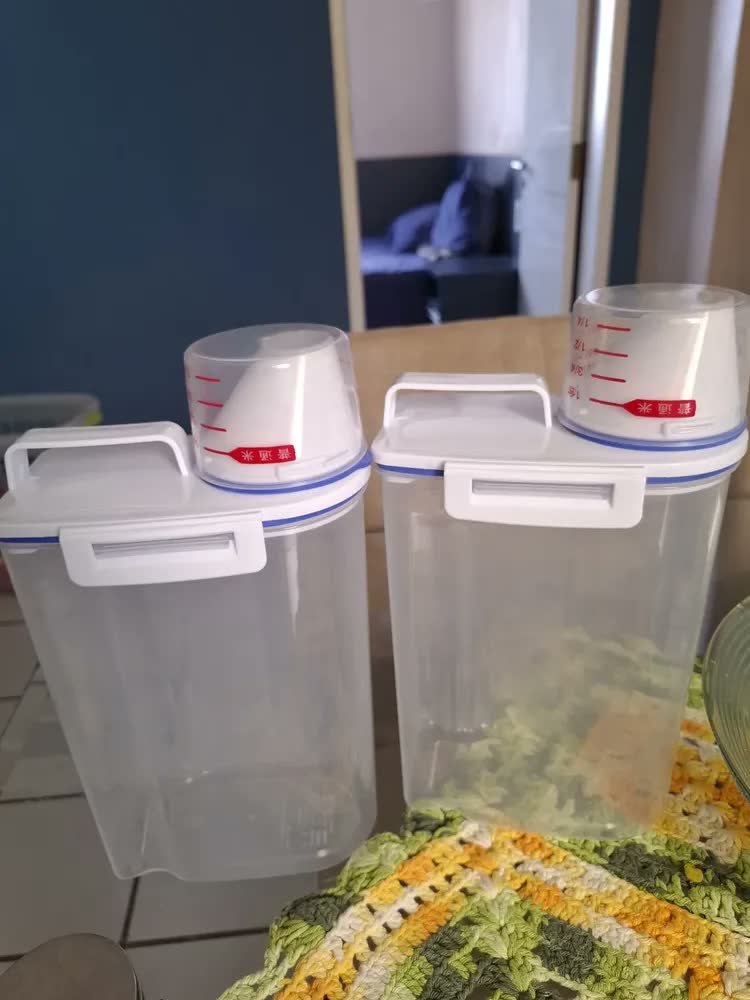 foto de Kit 3 Potes Dispenser Hermético 2l Multiuso Lavanderia Porta Sabão Em Pó Com Copo Medidor Bico Dosador E Travas