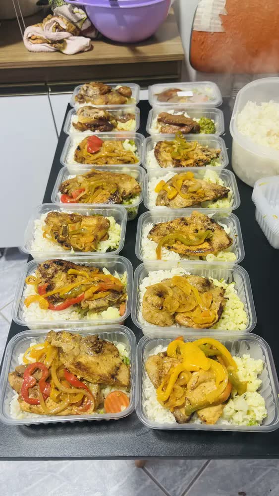 foto de 24 Marmitas 500ml Comida Fitness Pote Descartável Retangular Plástico Freezer Microondas Com Tampas - Mtones