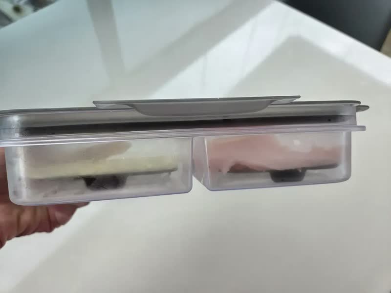 foto de Porta Frios Hermético 2 Divisões Organizador Geladeira Bpa Free Acrílico Transparente Fumê