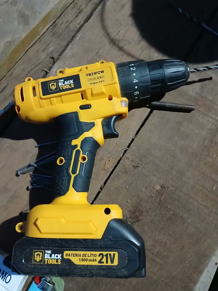foto de Furadeira Parafusadeira De Impacto Bateria 21v Profissional Sem Fio 1400 Rpm C/jogo De Soquetes 46 Peças The Black Tools