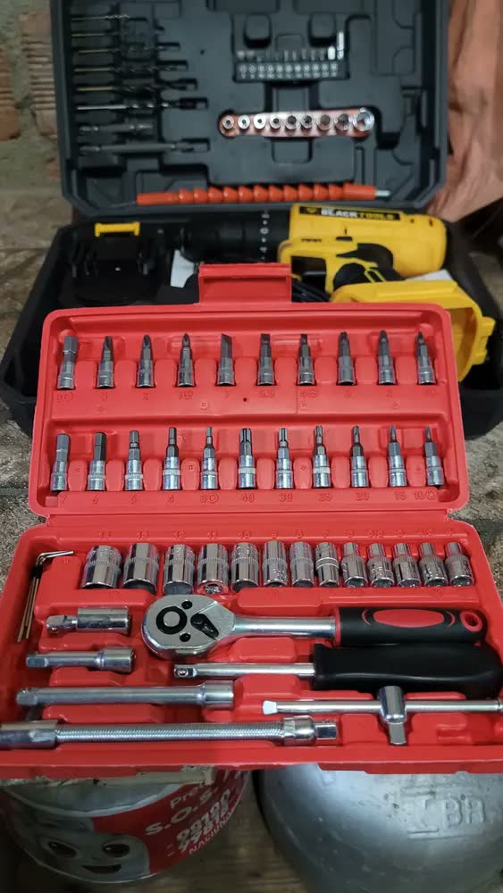 foto de Furadeira Parafusadeira De Impacto Bateria 21v Profissional Sem Fio 1400 Rpm C/jogo De Soquetes 46 Peças The Black Tools