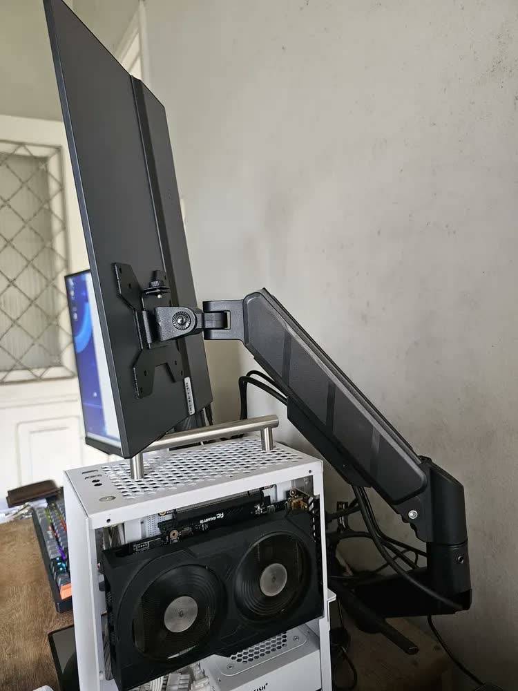 foto de Suporte Monitor Articulado ARGX 15 a 32 Polegadas Ergonomia Profissional Mesa Livre Ajuste de Altura Giro 360° Braço Reforçado Instalação Fácil