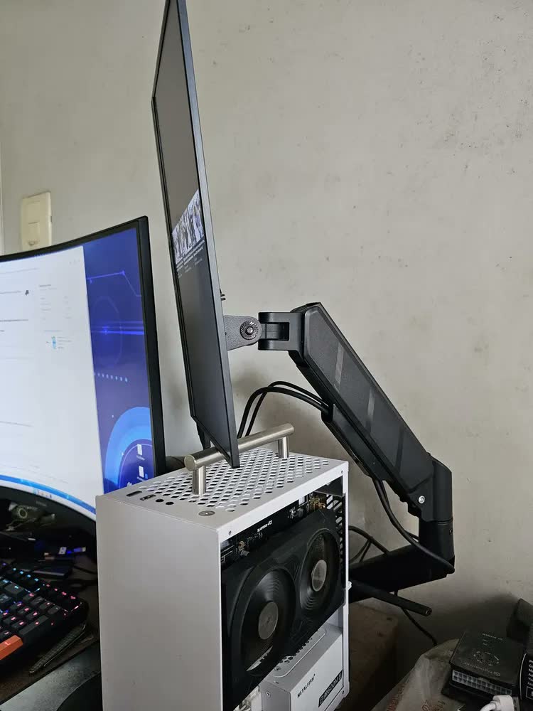 foto de Suporte Monitor Articulado ARGX 15 a 32 Polegadas Ergonomia Profissional Mesa Livre Ajuste de Altura Giro 360° Braço Reforçado Instalação Fácil