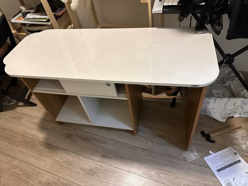 foto de Mesa Escrivaninha Nomad Artely Off White Com Tampo Rotativo E Prateleira
